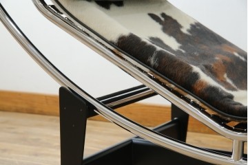 中古　美品!!　イタリア製　Cassina(カッシーナ)　Le Corbusier(ル・コルビュジエ)　滑らかな曲線フレームが美しいシェーズロング　定価約106万7千円相当　(R-085423)