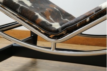 中古　美品!!　イタリア製　Cassina(カッシーナ)　Le Corbusier(ル・コルビュジエ)　滑らかな曲線フレームが美しいシェーズロング　定価約106万7千円相当　(R-085423)
