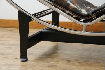 中古　美品!!　イタリア製　Cassina(カッシーナ)　Le Corbusier(ル・コルビュジエ)　滑らかな曲線フレームが美しいシェーズロング　定価約106万7千円相当　(R-085423)