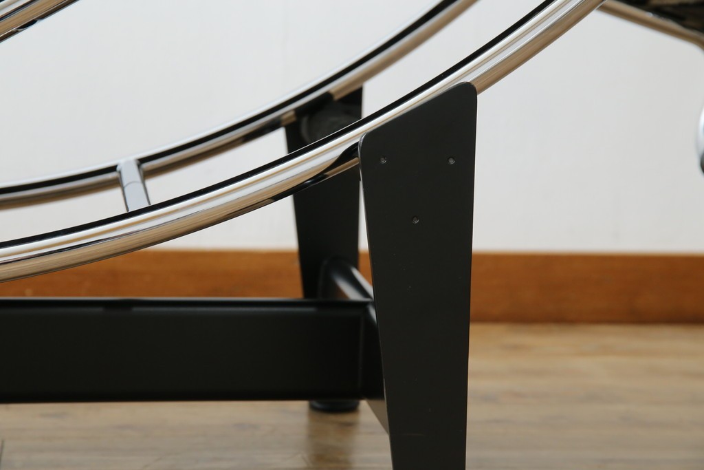 中古　美品!!　イタリア製　Cassina(カッシーナ)　Le Corbusier(ル・コルビュジエ)　滑らかな曲線フレームが美しいシェーズロング　定価約106万7千円相当　(R-085423)