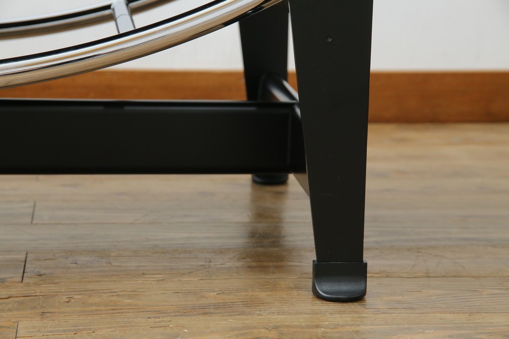 中古　美品!!　イタリア製　Cassina(カッシーナ)　Le Corbusier(ル・コルビュジエ)　滑らかな曲線フレームが美しいシェーズロング　定価約106万7千円相当　(R-085423)
