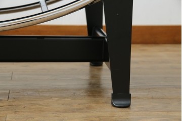 中古　美品!!　イタリア製　Cassina(カッシーナ)　Le Corbusier(ル・コルビュジエ)　滑らかな曲線フレームが美しいシェーズロング　定価約106万7千円相当　(R-085423)