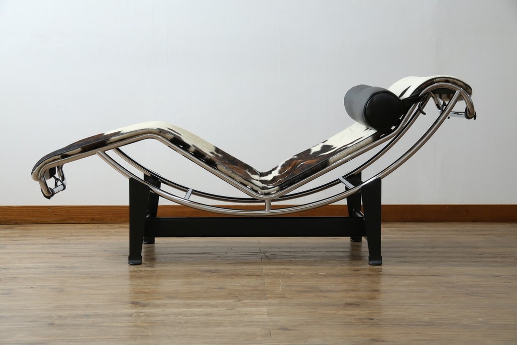中古　美品!!　イタリア製　Cassina(カッシーナ)　Le Corbusier(ル・コルビュジエ)　滑らかな曲線フレームが美しいシェーズロング　定価約106万7千円相当　(R-085423)