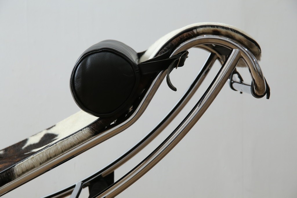 中古　美品!!　イタリア製　Cassina(カッシーナ)　Le Corbusier(ル・コルビュジエ)　滑らかな曲線フレームが美しいシェーズロング　定価約106万7千円相当　(R-085423)