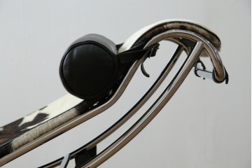 中古　美品!!　イタリア製　Cassina(カッシーナ)　Le Corbusier(ル・コルビュジエ)　滑らかな曲線フレームが美しいシェーズロング　定価約106万7千円相当　(R-085423)