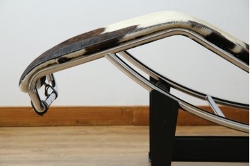 中古　美品!!　イタリア製　Cassina(カッシーナ)　Le Corbusier(ル・コルビュジエ)　滑らかな曲線フレームが美しいシェーズロング　定価約106万7千円相当　(R-085423)