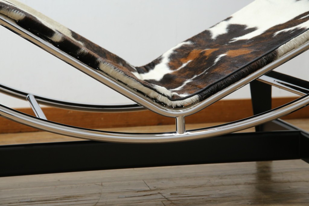 中古　美品!!　イタリア製　Cassina(カッシーナ)　Le Corbusier(ル・コルビュジエ)　滑らかな曲線フレームが美しいシェーズロング　定価約106万7千円相当　(R-085423)