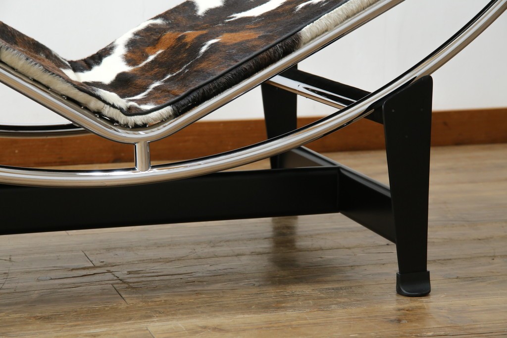 中古　美品!!　イタリア製　Cassina(カッシーナ)　Le Corbusier(ル・コルビュジエ)　滑らかな曲線フレームが美しいシェーズロング　定価約106万7千円相当　(R-085423)
