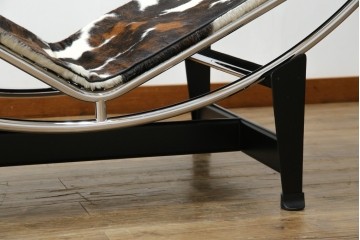 中古　美品!!　イタリア製　Cassina(カッシーナ)　Le Corbusier(ル・コルビュジエ)　滑らかな曲線フレームが美しいシェーズロング　定価約106万7千円相当　(R-085423)