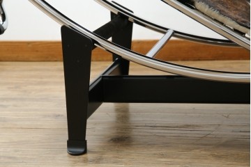 中古　美品!!　イタリア製　Cassina(カッシーナ)　Le Corbusier(ル・コルビュジエ)　滑らかな曲線フレームが美しいシェーズロング　定価約106万7千円相当　(R-085423)