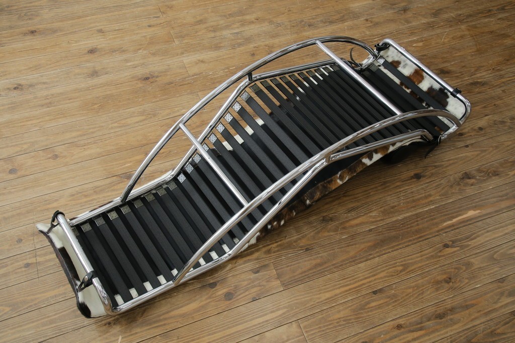 中古　美品!!　イタリア製　Cassina(カッシーナ)　Le Corbusier(ル・コルビュジエ)　滑らかな曲線フレームが美しいシェーズロング　定価約106万7千円相当　(R-085423)