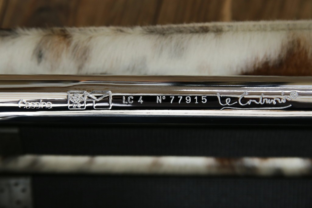 中古　美品!!　イタリア製　Cassina(カッシーナ)　Le Corbusier(ル・コルビュジエ)　滑らかな曲線フレームが美しいシェーズロング　定価約106万7千円相当　(R-085423)