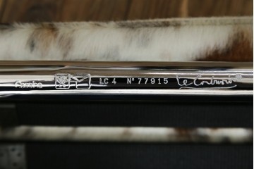 中古　美品!!　イタリア製　Cassina(カッシーナ)　Le Corbusier(ル・コルビュジエ)　滑らかな曲線フレームが美しいシェーズロング　定価約106万7千円相当　(R-085423)