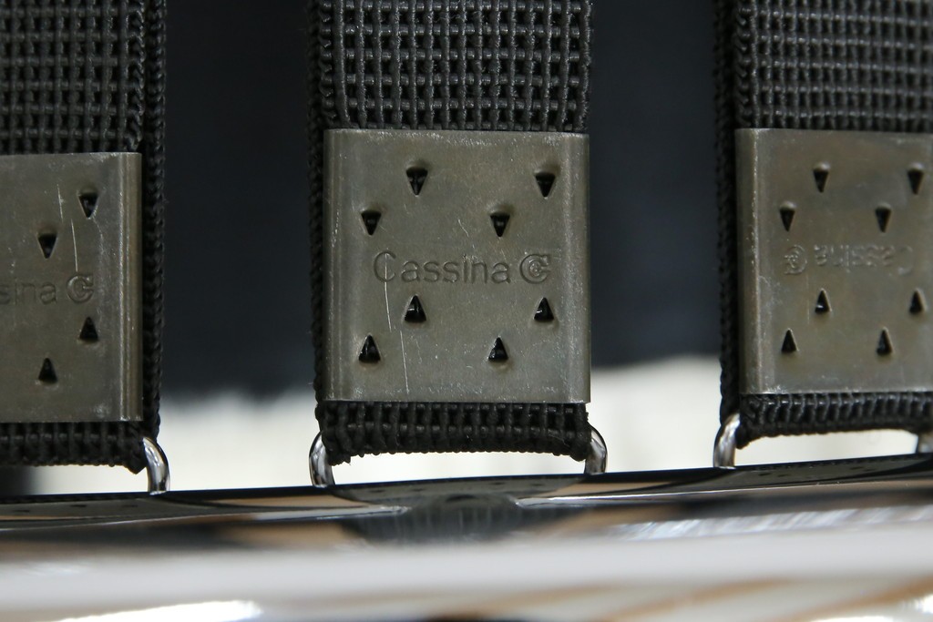 中古　美品!!　イタリア製　Cassina(カッシーナ)　Le Corbusier(ル・コルビュジエ)　滑らかな曲線フレームが美しいシェーズロング　定価約106万7千円相当　(R-085423)