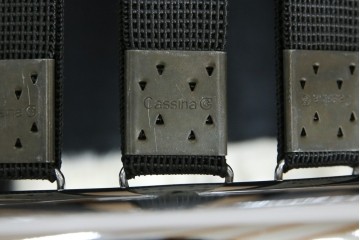 中古　美品!!　イタリア製　Cassina(カッシーナ)　Le Corbusier(ル・コルビュジエ)　滑らかな曲線フレームが美しいシェーズロング　定価約106万7千円相当　(R-085423)