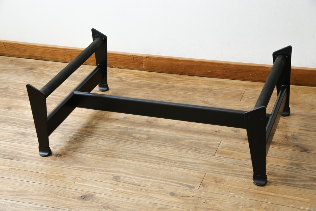 中古　美品!!　イタリア製　Cassina(カッシーナ)　Le Corbusier(ル・コルビュジエ)　滑らかな曲線フレームが美しいシェーズロング　定価約106万7千円相当　(R-085423)