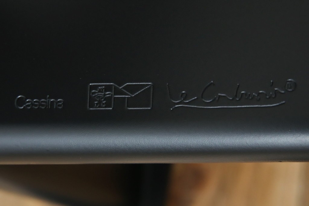 中古　美品!!　イタリア製　Cassina(カッシーナ)　Le Corbusier(ル・コルビュジエ)　滑らかな曲線フレームが美しいシェーズロング　定価約106万7千円相当　(R-085423)