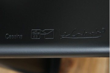 中古　美品!!　イタリア製　Cassina(カッシーナ)　Le Corbusier(ル・コルビュジエ)　滑らかな曲線フレームが美しいシェーズロング　定価約106万7千円相当　(R-085423)