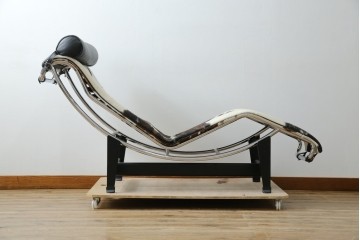 中古　美品!!　イタリア製　Cassina(カッシーナ)　Le Corbusier(ル・コルビュジエ)　滑らかな曲線フレームが美しいシェーズロング　定価約106万7千円相当　(R-085423)