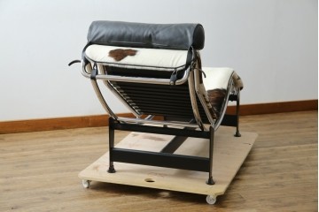 中古　美品!!　イタリア製　Cassina(カッシーナ)　Le Corbusier(ル・コルビュジエ)　滑らかな曲線フレームが美しいシェーズロング　定価約106万7千円相当　(R-085423)