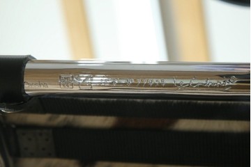 中古　美品!!　イタリア製　Cassina(カッシーナ)　Le Corbusier(ル・コルビュジエ)　滑らかな曲線フレームが美しいシェーズロング　定価約106万7千円相当　(R-085423)