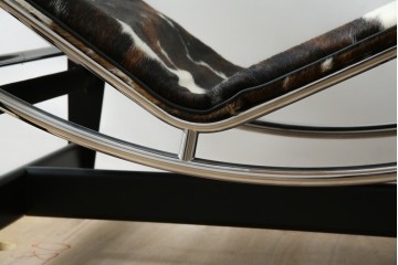 中古　美品!!　イタリア製　Cassina(カッシーナ)　Le Corbusier(ル・コルビュジエ)　滑らかな曲線フレームが美しいシェーズロング　定価約106万7千円相当　(R-085423)