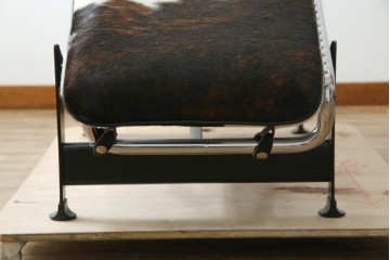 中古　美品!!　イタリア製　Cassina(カッシーナ)　Le Corbusier(ル・コルビュジエ)　滑らかな曲線フレームが美しいシェーズロング　定価約106万7千円相当　(R-085423)
