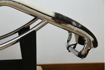 中古　美品!!　イタリア製　Cassina(カッシーナ)　Le Corbusier(ル・コルビュジエ)　滑らかな曲線フレームが美しいシェーズロング　定価約106万7千円相当　(R-085423)