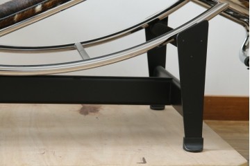 中古　美品!!　イタリア製　Cassina(カッシーナ)　Le Corbusier(ル・コルビュジエ)　滑らかな曲線フレームが美しいシェーズロング　定価約106万7千円相当　(R-085423)