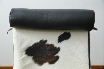 中古　美品!!　イタリア製　Cassina(カッシーナ)　Le Corbusier(ル・コルビュジエ)　滑らかな曲線フレームが美しいシェーズロング　定価約106万7千円相当　(R-085423)