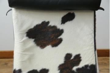 中古　美品!!　イタリア製　Cassina(カッシーナ)　Le Corbusier(ル・コルビュジエ)　滑らかな曲線フレームが美しいシェーズロング　定価約106万7千円相当　(R-085423)