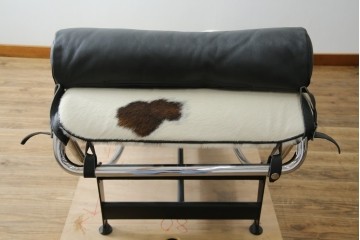 中古　美品!!　イタリア製　Cassina(カッシーナ)　Le Corbusier(ル・コルビュジエ)　滑らかな曲線フレームが美しいシェーズロング　定価約106万7千円相当　(R-085423)