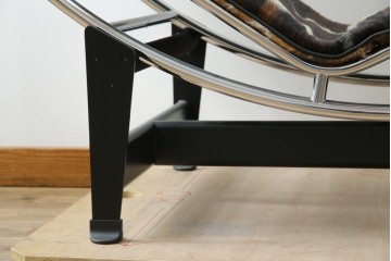 中古　美品!!　イタリア製　Cassina(カッシーナ)　Le Corbusier(ル・コルビュジエ)　滑らかな曲線フレームが美しいシェーズロング　定価約106万7千円相当　(R-085423)