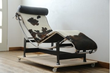 中古　美品!!　イタリア製　Cassina(カッシーナ)　Le Corbusier(ル・コルビュジエ)　滑らかな曲線フレームが美しいシェーズロング　定価約106万7千円相当　(R-085423)