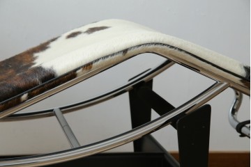 中古　美品!!　イタリア製　Cassina(カッシーナ)　Le Corbusier(ル・コルビュジエ)　滑らかな曲線フレームが美しいシェーズロング　定価約106万7千円相当　(R-085423)