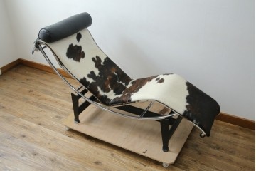 中古　美品!!　イタリア製　Cassina(カッシーナ)　Le Corbusier(ル・コルビュジエ)　滑らかな曲線フレームが美しいシェーズロング　定価約106万7千円相当　(R-085423)
