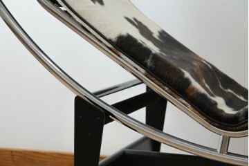中古　美品!!　イタリア製　Cassina(カッシーナ)　Le Corbusier(ル・コルビュジエ)　滑らかな曲線フレームが美しいシェーズロング　定価約106万7千円相当　(R-085423)