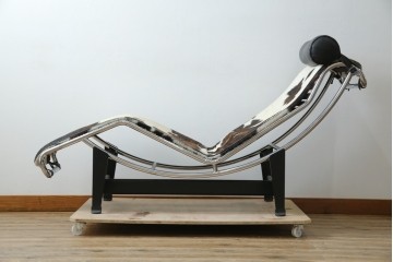 中古　美品!!　イタリア製　Cassina(カッシーナ)　Le Corbusier(ル・コルビュジエ)　滑らかな曲線フレームが美しいシェーズロング　定価約106万7千円相当　(R-085423)