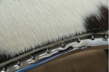 中古　美品!!　イタリア製　Cassina(カッシーナ)　Le Corbusier(ル・コルビュジエ)　滑らかな曲線フレームが美しいシェーズロング　定価約106万7千円相当　(R-085423)