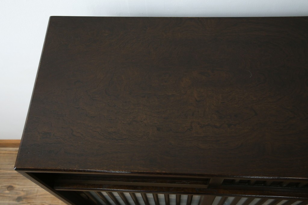 中古　美品　良品　国産　職人手作り品　前面格子戸の水屋箪笥食器棚　定価推定約25万円以上　(R-085425)