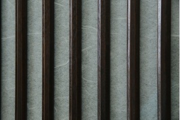 中古　美品　良品　国産　職人手作り品　前面格子戸の水屋箪笥食器棚　定価推定約25万円以上　(R-085425)