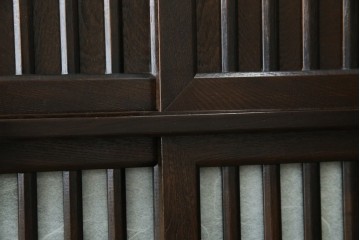 中古　美品　良品　国産　職人手作り品　前面格子戸の水屋箪笥食器棚　定価推定約25万円以上　(R-085425)