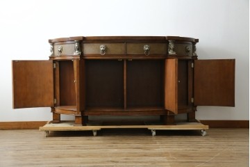 中古　美品　MAITLAND-SMITH(メートランドスミス)　装飾金具の造形が印象的なサイドボード　定価約160万円相当　(R-085426)