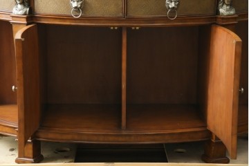 中古　美品　MAITLAND-SMITH(メートランドスミス)　装飾金具の造形が印象的なサイドボード　定価約160万円相当　(R-085426)