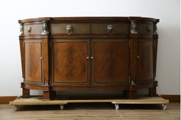 中古　美品　MAITLAND-SMITH(メートランドスミス)　装飾金具の造形が印象的なサイドボード　定価約160万円相当　(R-085426)