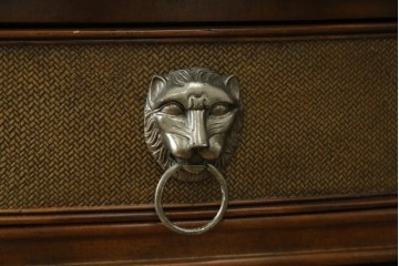 中古　美品　MAITLAND-SMITH(メートランドスミス)　装飾金具の造形が印象的なサイドボード　定価約160万円相当　(R-085426)