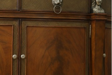 中古　美品　MAITLAND-SMITH(メートランドスミス)　装飾金具の造形が印象的なサイドボード　定価約160万円相当　(R-085426)