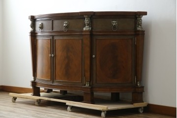 中古　美品　MAITLAND-SMITH(メートランドスミス)　装飾金具の造形が印象的なサイドボード　定価約160万円相当　(R-085426)