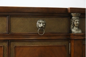 中古　美品　MAITLAND-SMITH(メートランドスミス)　装飾金具の造形が印象的なサイドボード　定価約160万円相当　(R-085426)