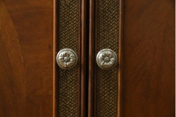 中古　美品　MAITLAND-SMITH(メートランドスミス)　装飾金具の造形が印象的なサイドボード　定価約160万円相当　(R-085426)